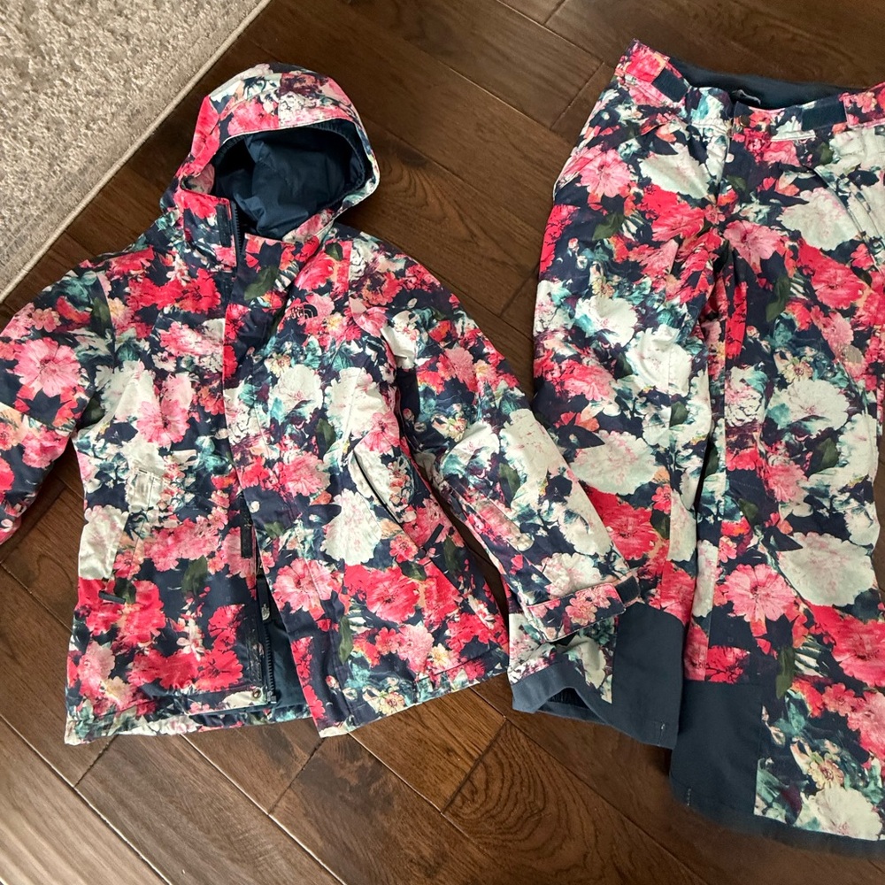 The North Face snow suit size 10/12